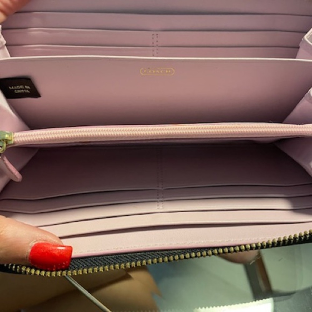 Coach Black Wallet with pale pink interior - Picture 5 of 6